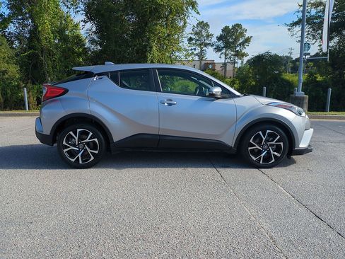 Used 2019 Toyota C-HR XLE FWD image 2