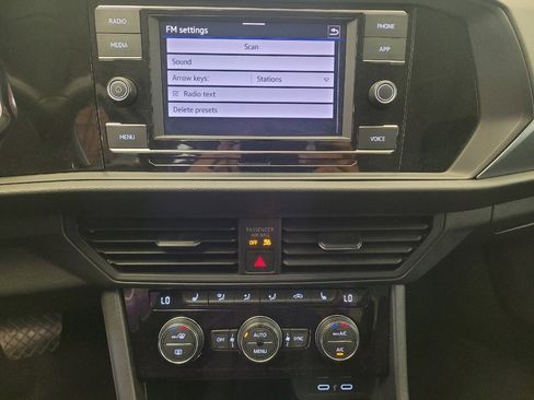 Used 2024 Volkswagen Jetta SE FWD image 25