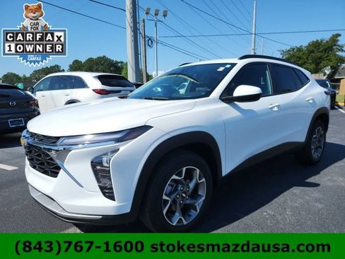 Used 2024 Chevrolet Trax LT w/ Sunroof Package FWD image 12