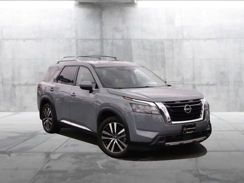 Certified 2025 Nissan Pathfinder Platinum AWD/4WD image 2