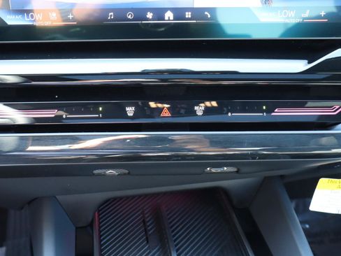 Used 2025 BMW 530i w/ Premium Package image 10