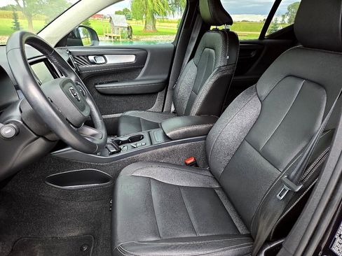 Used 2021 Volvo XC40 T4 Momentum image 14