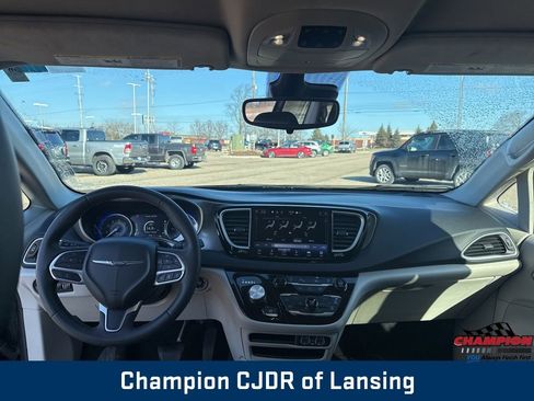 Used 2023 Chrysler Pacifica Touring-L image 18