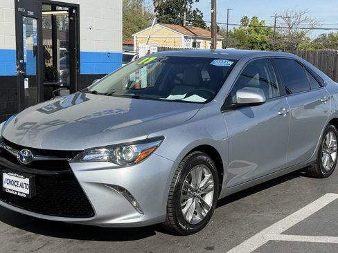 Used 2017 Toyota Camry SE image 3