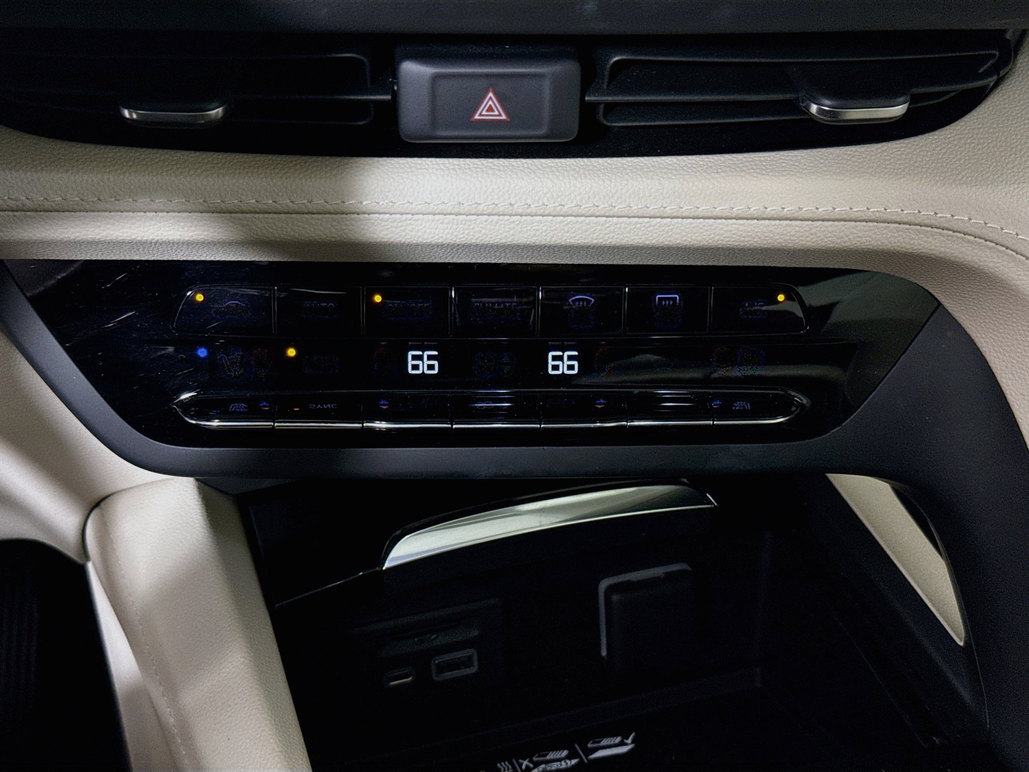 Used 2023 Buick Envision Avenir AWD/4WD image 18