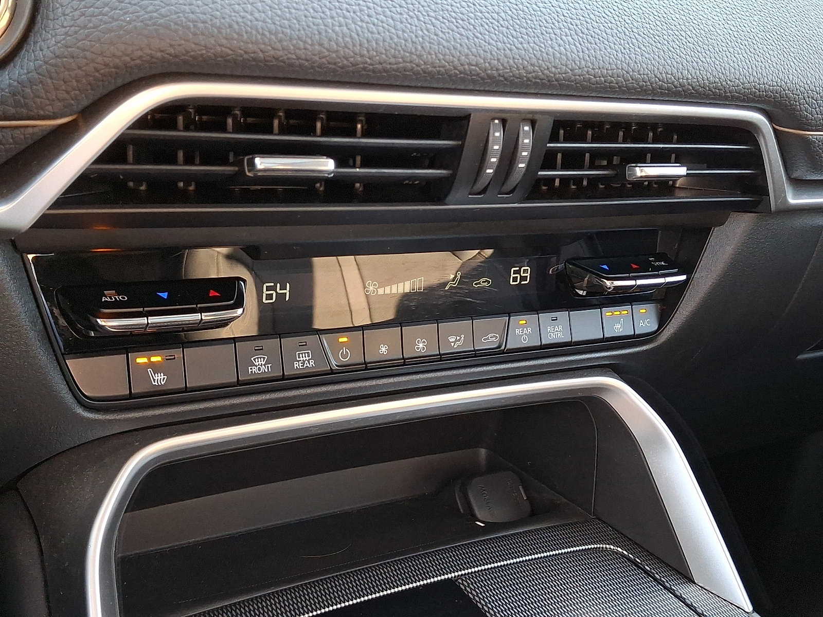 Certified 2024 MAZDA CX-90 Plug-In Hybrid w/ Premium Pkg AWD/4WD image 19