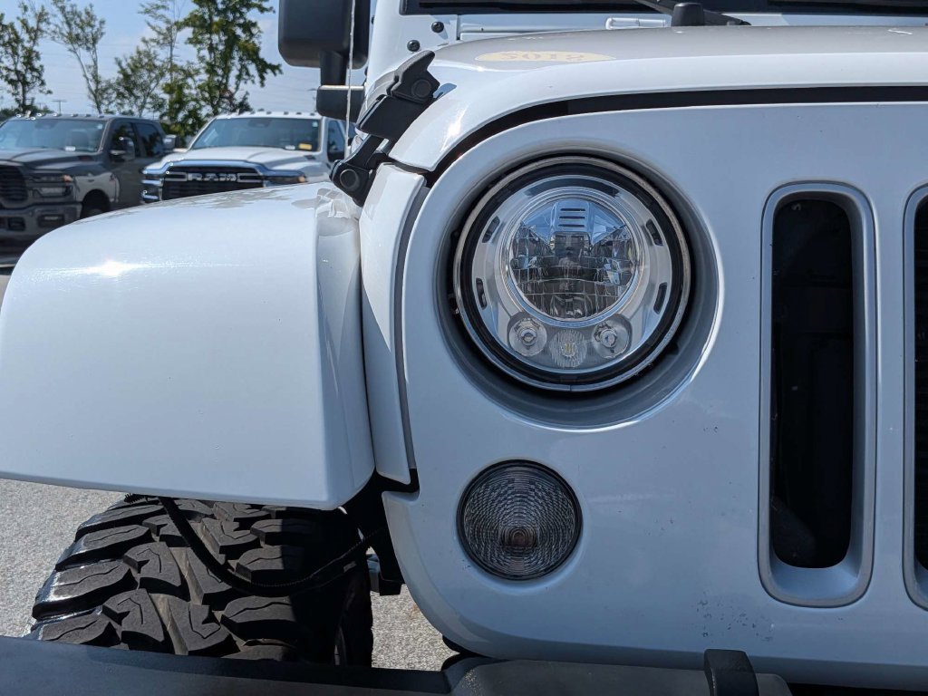 Used 2018 Jeep Wrangler Unlimited Sahara w/ Connectivity Group AWD/4WD image 9