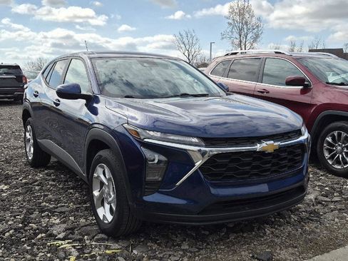 Used 2024 Chevrolet Trax LS w/ LS Convenience Package image 2