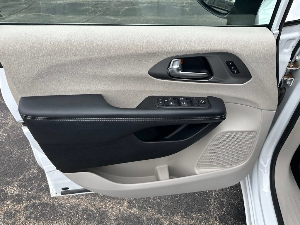 Used 2023 Chrysler Pacifica Touring-L FWD image 16