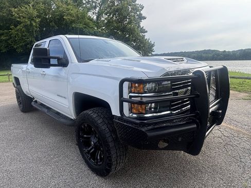 Used 2017 Chevrolet Silverado 2500 LT AWD/4WD image 4