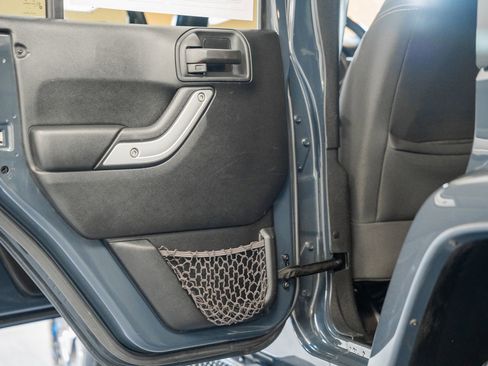 Used 2017 Jeep Wrangler Unlimited Sahara w/ Connectivity Group image 39