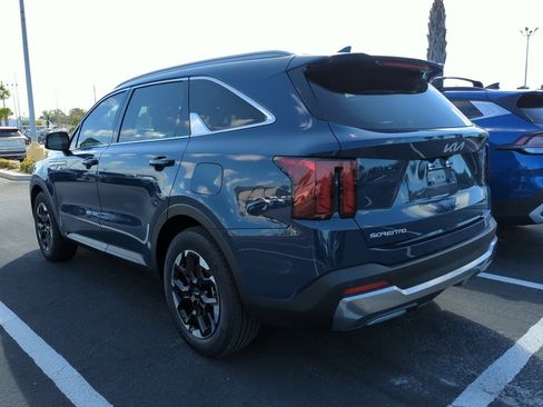 Certified 2025 Kia Sorento S w/ Panoramic Sunroof Package image 8