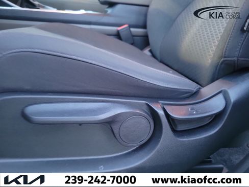 Used 2025 Kia Carnival LX FWD image 25