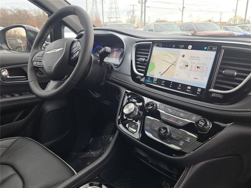 Used 2025 Chrysler Pacifica Limited w/ Uconnect Theater Family Group image 8