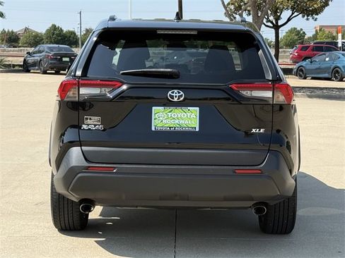 Used 2021 Toyota RAV4 XLE Premium image 12