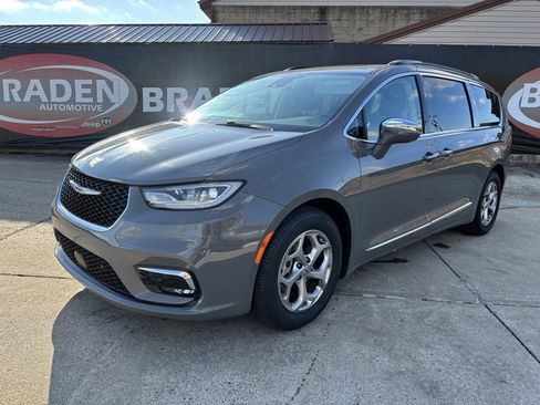 Used 2022 Chrysler Pacifica Limited image 3