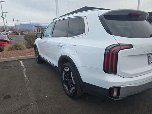 Used 2024 Kia Telluride EX w/ EX Captain's Chair Package image 3