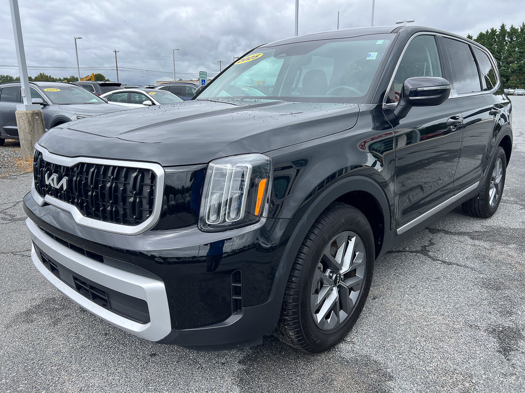 Used 2025 Kia Telluride LX FWD image 2