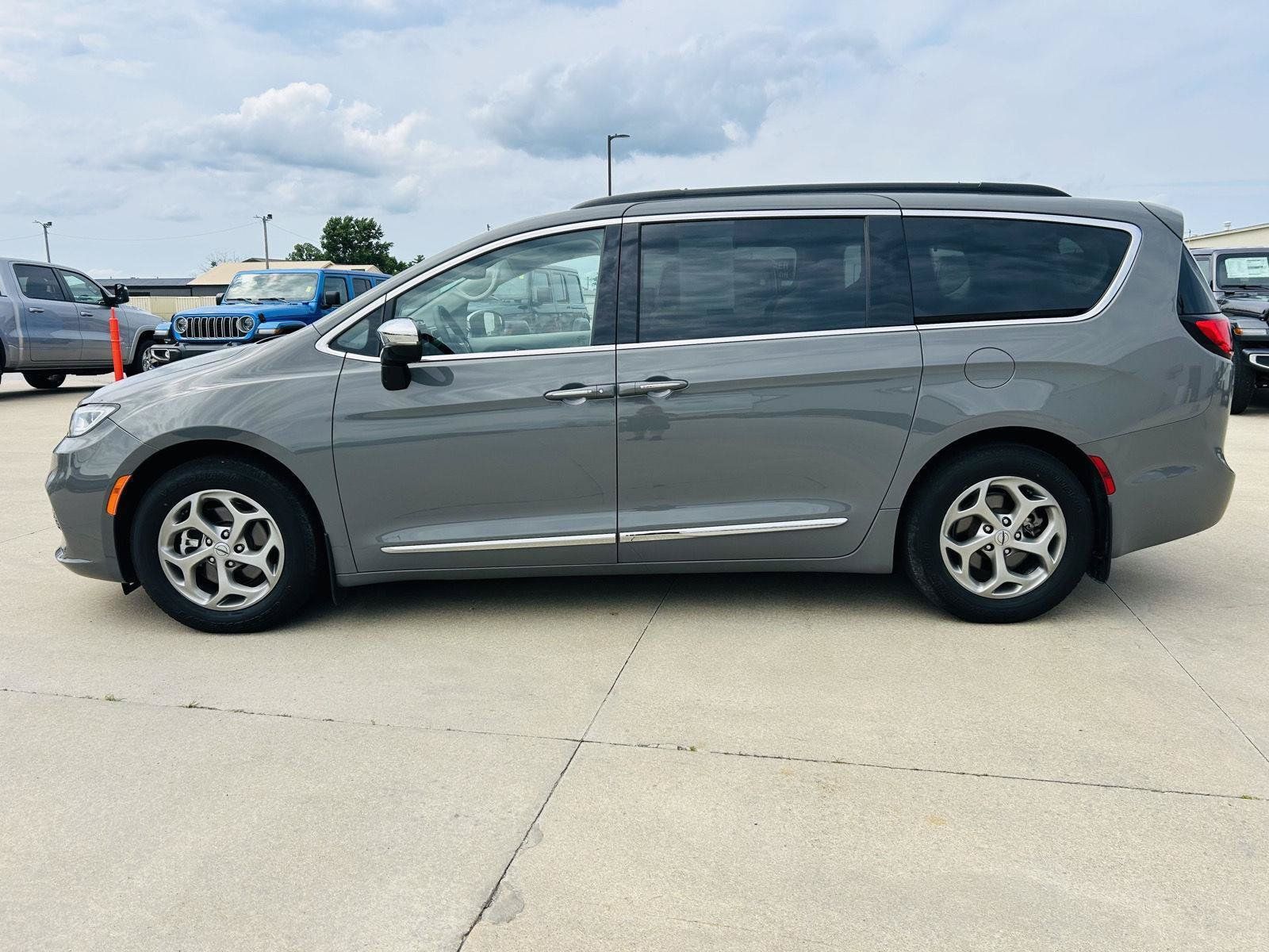 Used 2023 Chrysler Pacifica Limited FWD image 40
