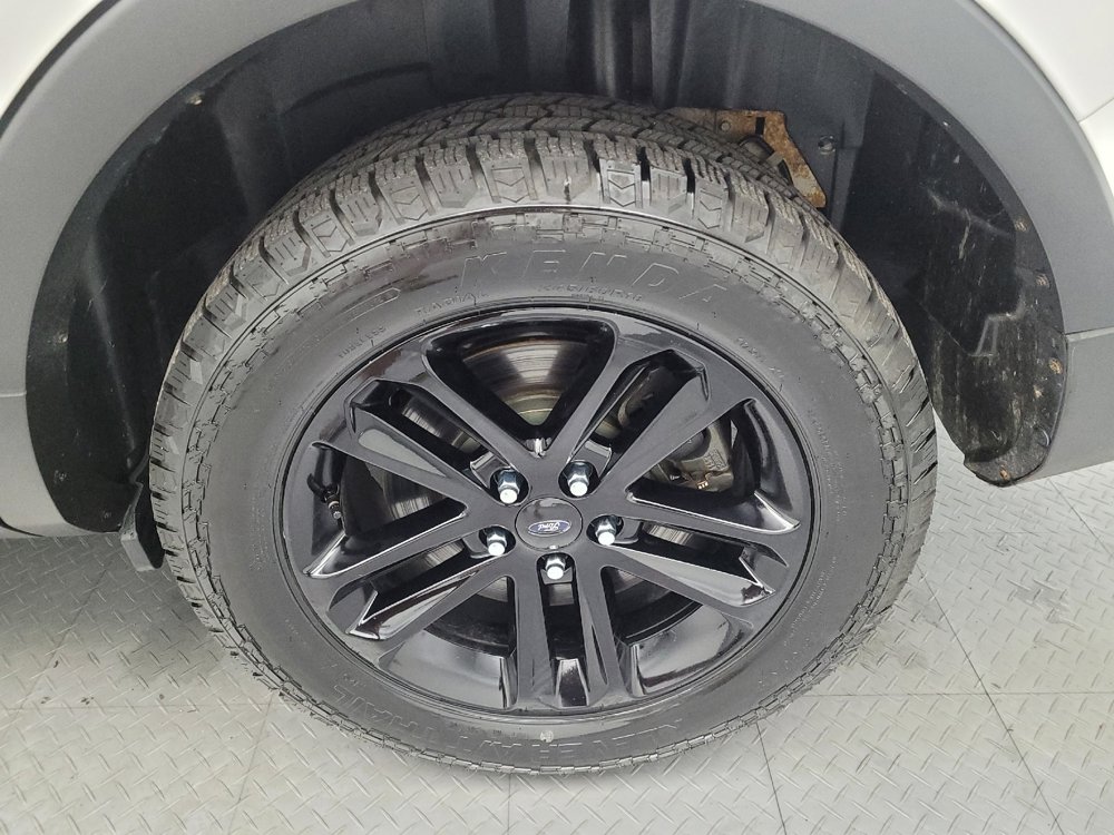 Used 2017 Ford Explorer XLT w/ Equipment Group 202A AWD/4WD image 31