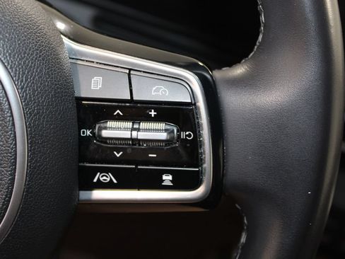 Used 2025 Kia Carnival FWD image 22