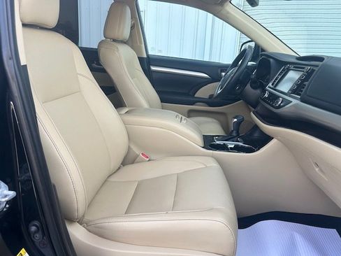 Used 2019 Toyota Highlander XLE image 11
