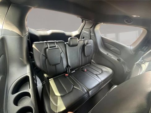 Used 2025 Chrysler Pacifica Select FWD image 25