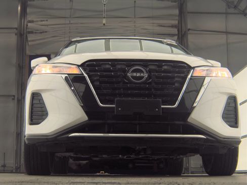 Used 2024 Nissan Kicks SV image 3