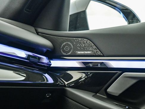 Used 2025 BMW i5 xDrive40 w/ Premium Package image 26