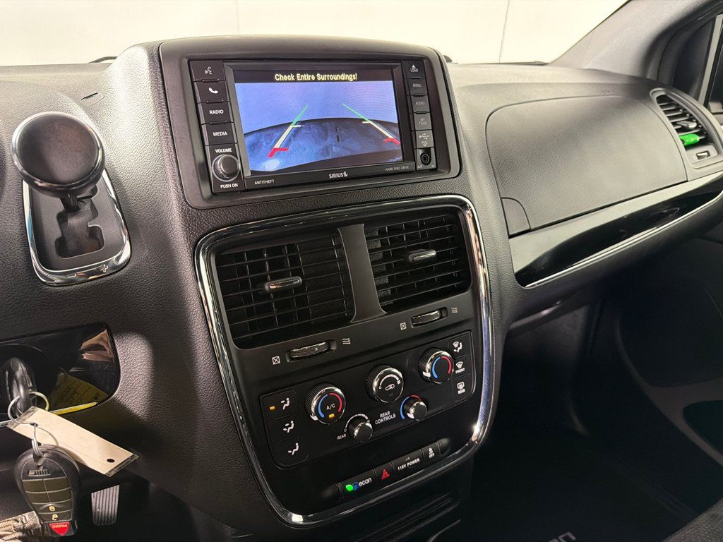 Used 2017 Dodge Grand Caravan SE FWD image 15