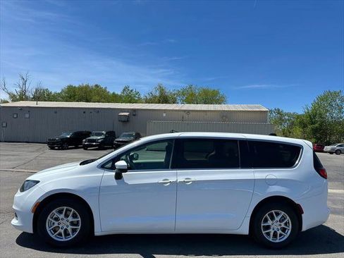 Certified 2023 Chrysler Voyager LX FWD image 10