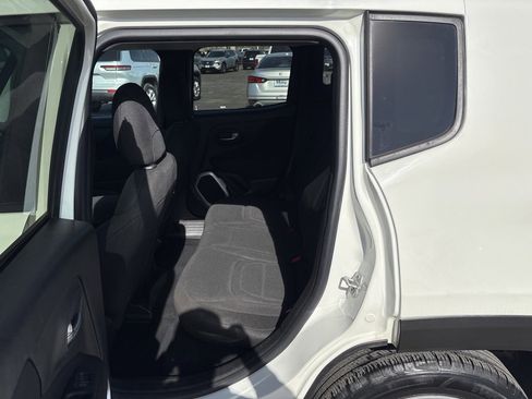 Used 2018 Jeep Renegade Latitude image 23
