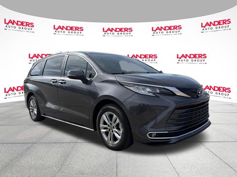 Used 2025 Toyota Sienna Limited image 1