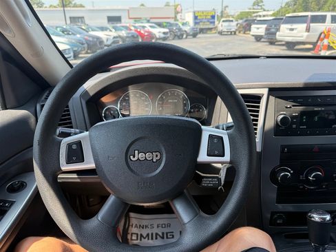 Used 2010 Jeep Grand Cherokee Laredo RWD image 16