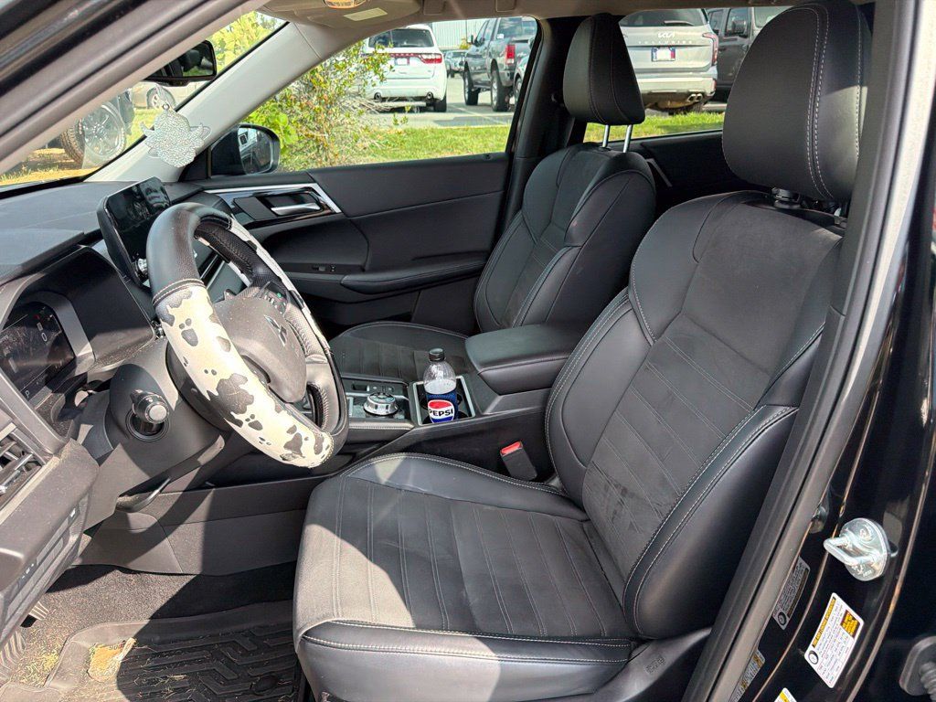Used 2024 Mitsubishi Outlander SE Black Edition FWD image 2