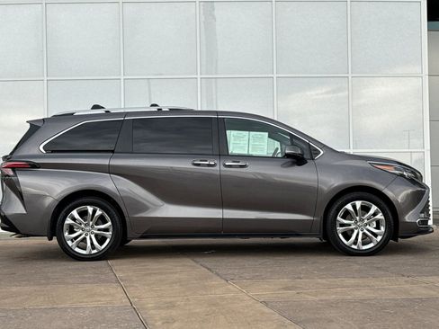 Certified 2024 Toyota Sienna Platinum image 3