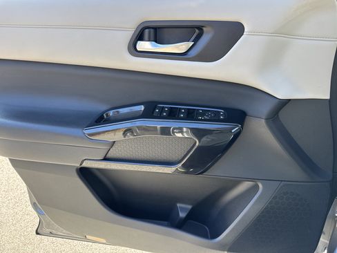 Used 2022 Nissan Pathfinder SV image 14