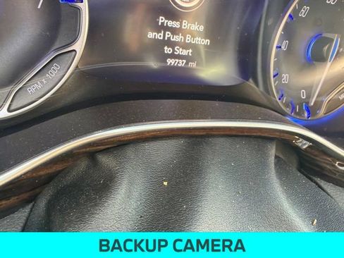 Used 2023 Chrysler Pacifica Limited w/ Uconnect Theater Family Group FWD image 5