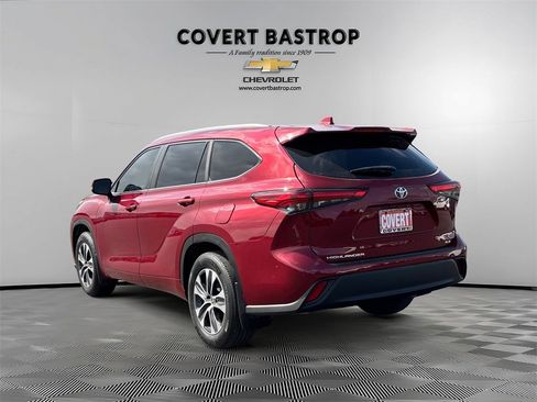 Used 2023 Toyota Highlander XLE image 4