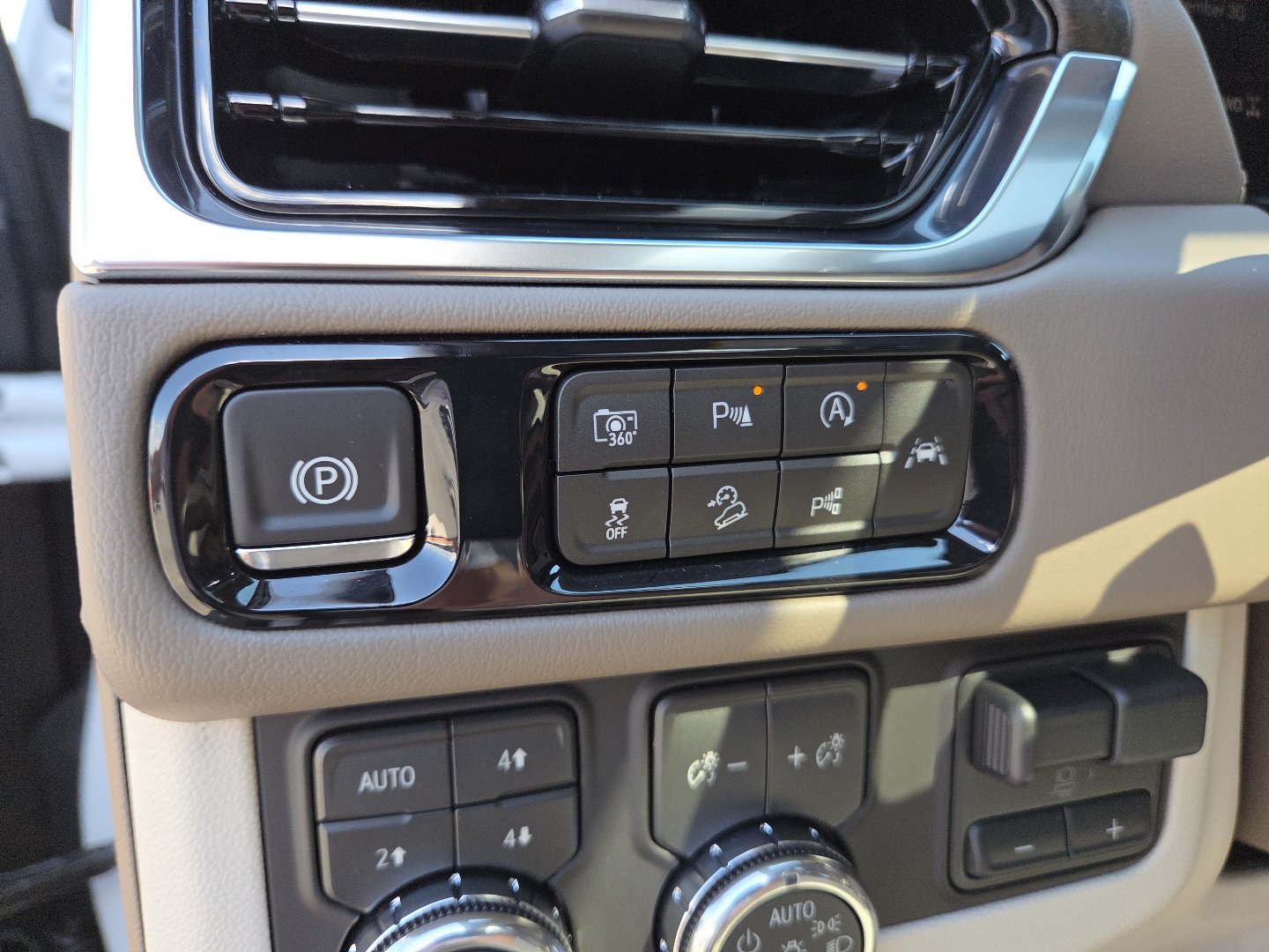 New 2026 GMC Yukon Denali w/ Denali Reserve Package AWD/4WD image 12