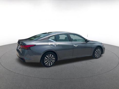 Used 2025 Nissan Altima 2.5 SV FWD image 12