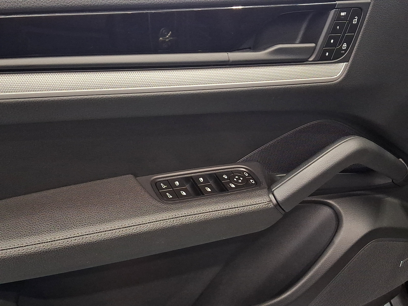 Used 2024 Porsche Cayenne AWD/4WD image 12