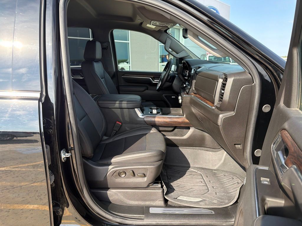 Used 2025 GMC Sierra 2500 SLT AWD/4WD image 28