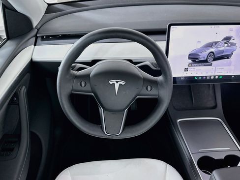 Used 2025 Tesla Model Y Long Range AWD/4WD image 16