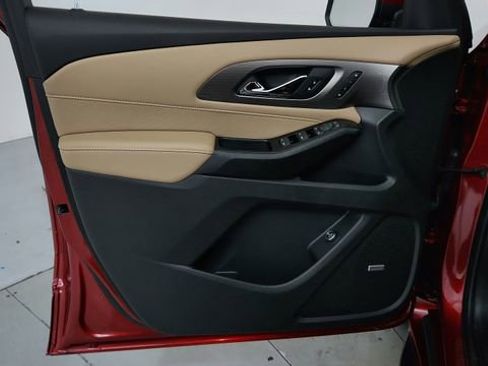 Used 2023 Chevrolet Traverse Premier image 11