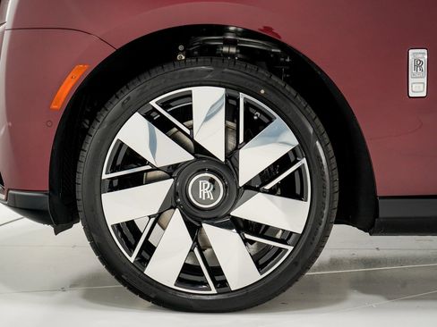 Used 2025 Rolls-Royce Cullinan image 47