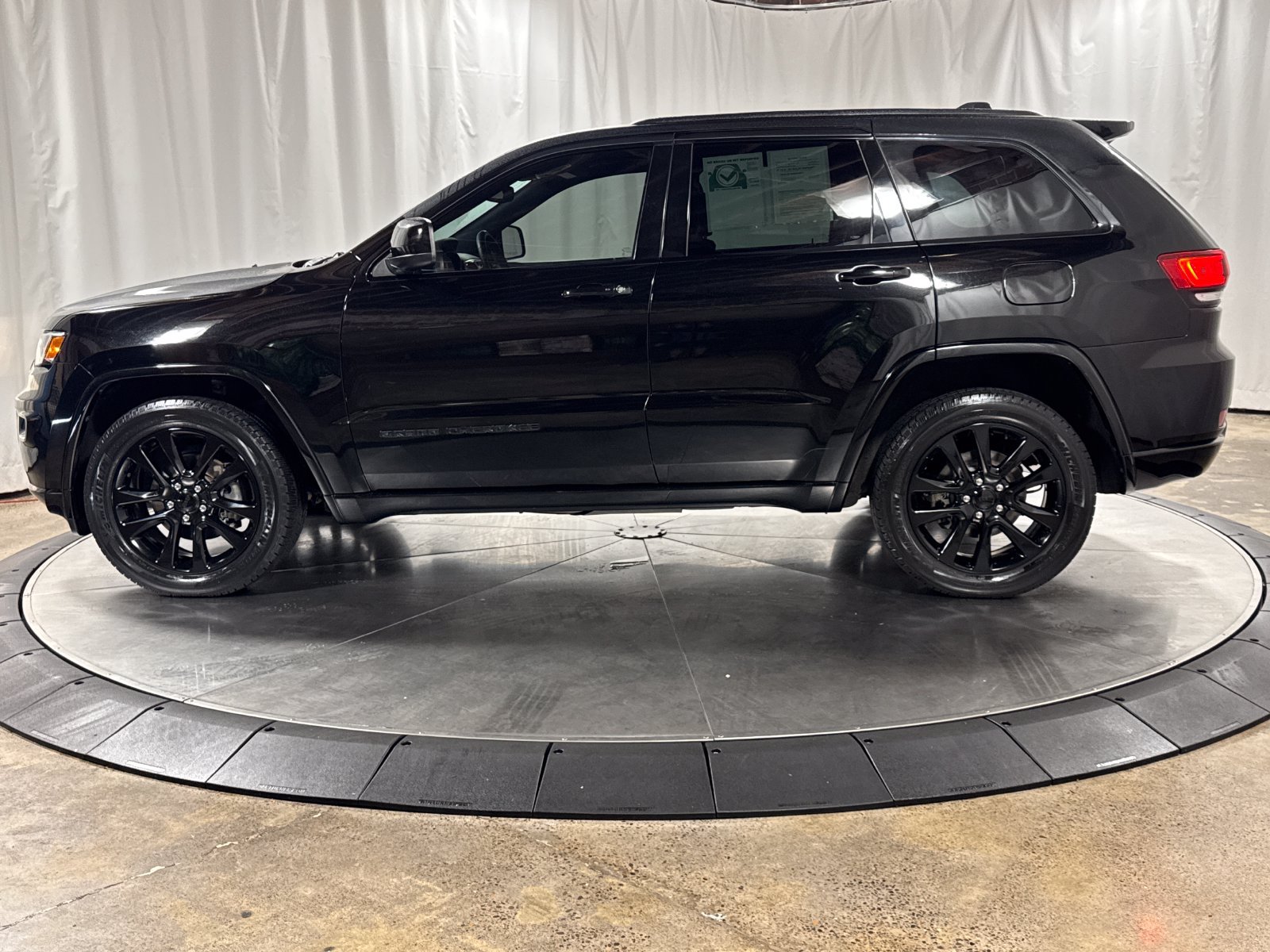 Used 2018 Jeep Grand Cherokee Altitude AWD/4WD image 8
