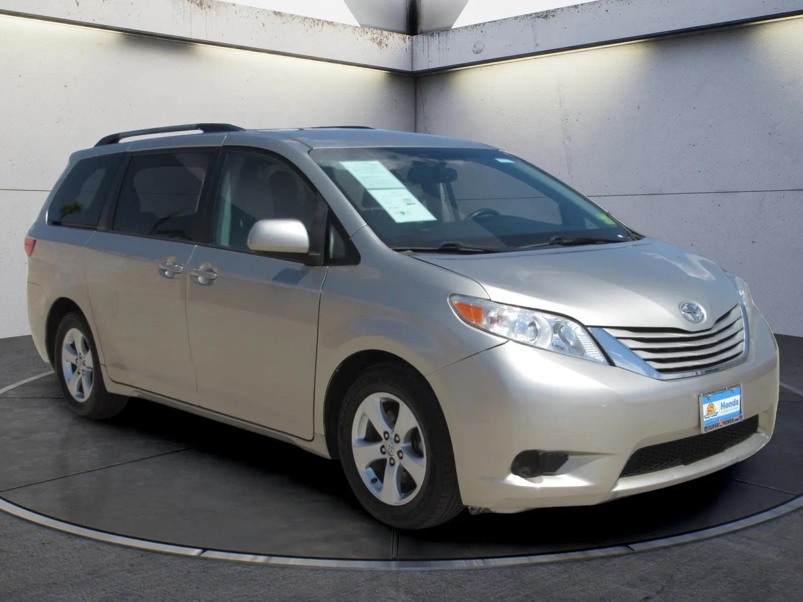 Used 2016 Toyota Sienna LE FWD image 2
