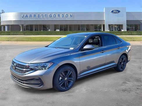 Used 2022 Volkswagen Jetta SE image 2