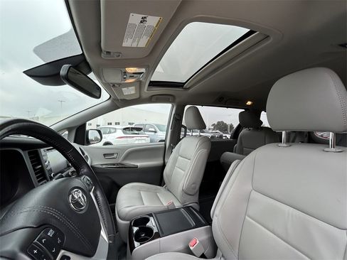 Used 2018 Toyota Sienna XLE w/ XLE Navigation Package image 12